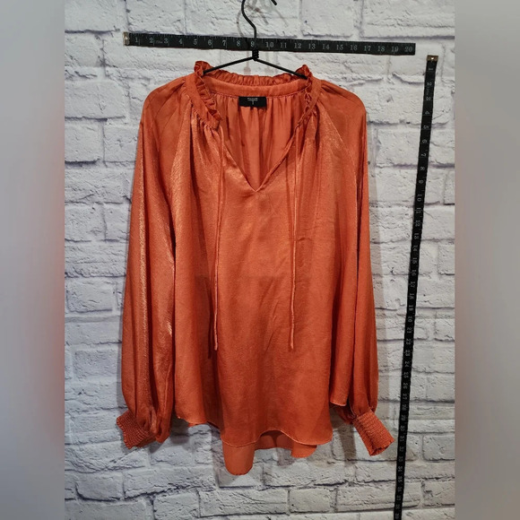 Sophisticated Tahari blouse with silky, flowy material and ruffle neckline - Picture 2 of 10